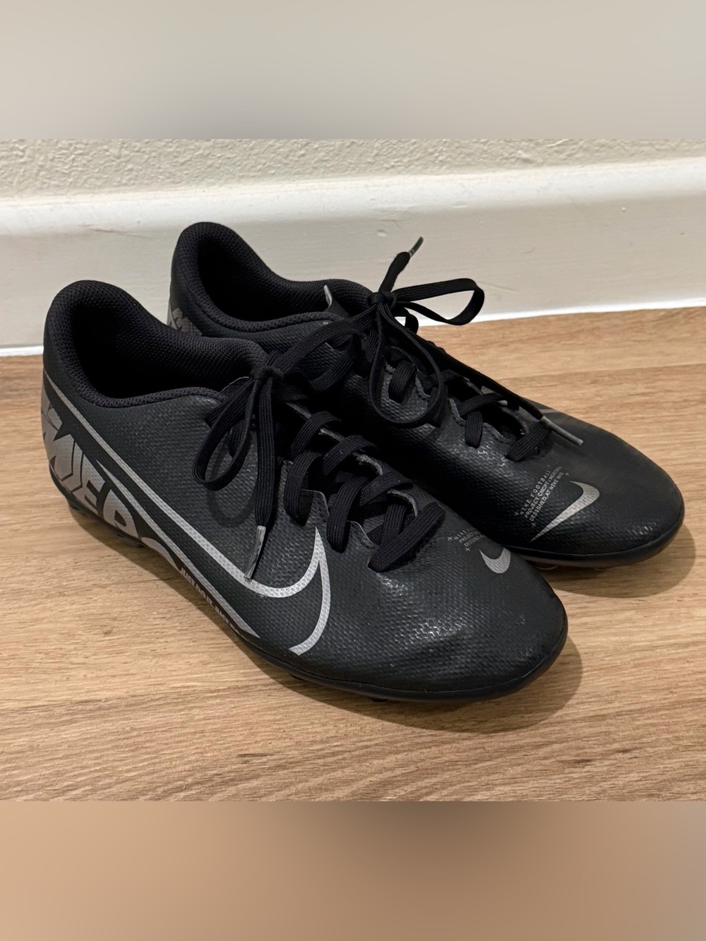 Nike Mercurial Vapor 13 Indoor Soccer Cleats Black and Silver size Youth 5.5Y